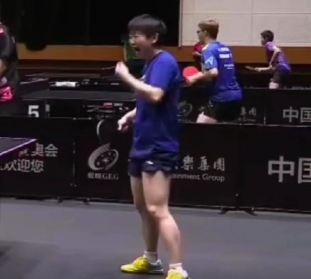 孙颖莎被球打到痛出表情包 